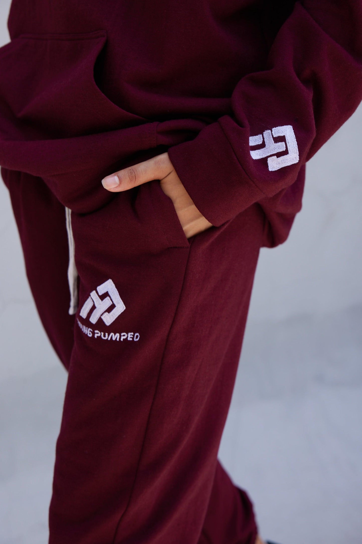 Jogger Logo Maroon - Young Pumped